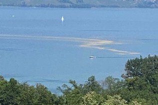 Une étrange tache sur le lac de Neuchâtel