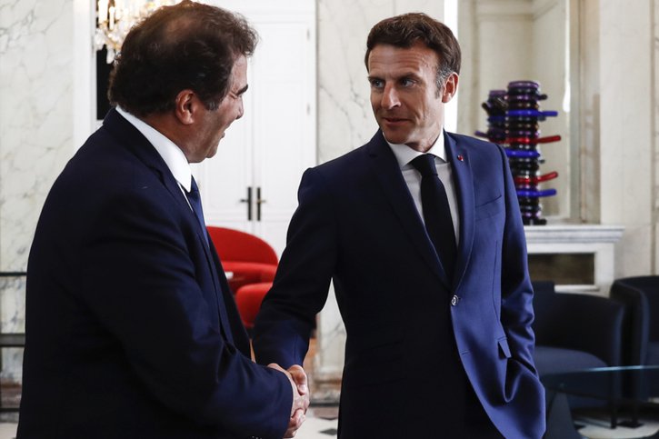 Le patron des Républicains (LR, droite), Christian Jacob, a été le premier invité du président français Emmanuel Macron. © KEYSTONE/AP/Mohammed Badra