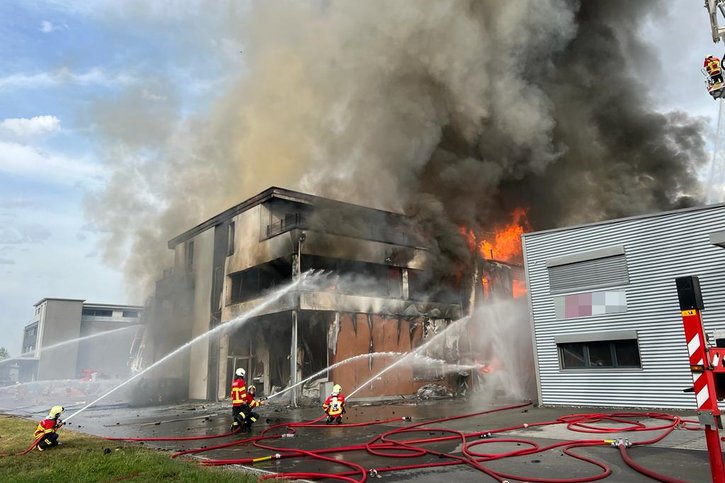 Deux bâtiments industriels sont en feu à Rebstein (SG). © Police cantonale st-galloise