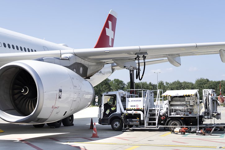 Un avion Swiss lors du ravitaillement en carburant à l'aéroport de Zurich. (archives) © KEYSTONE/GAETAN BALLY