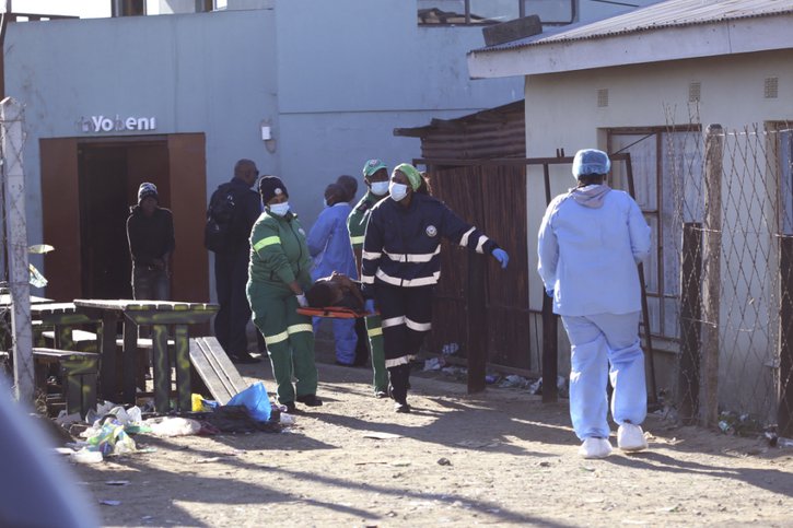 Les corps de 17 jeunes, morts sans blessures apparentes, ont été découverts dimanche dans un bar de nuit informel d'un township d'East London, en Afrique du Sud. Quatre autres sont décédés à l'hôpital. © KEYSTONE/AP
