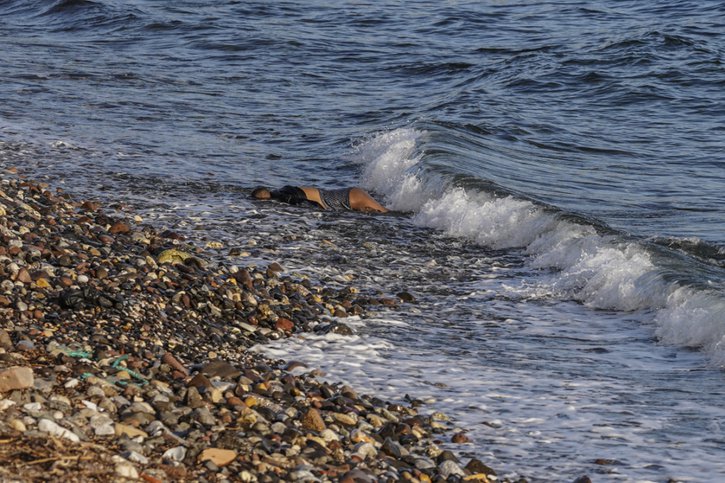 Selon une source du ministère grec des Migrations, le nombre de migrants venant de Turquie pour les quatre premiers mois de l'année était près de 30% plus élevé que pour la même période de l'an dernier. Ici le corps d'un homme non identifié sur une plage de Lesbos. © KEYSTONE/AP/PANAGIOTIS BALASKAS