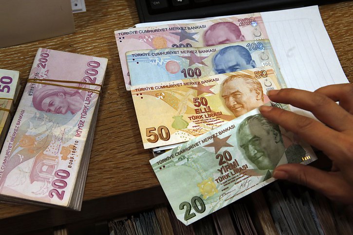 La livre turque accuse un plongeon de près de moitié de sa valeur face au dollar sur un an. (archive) © KEYSTONE/AP/LEFTERIS PITARAKIS
