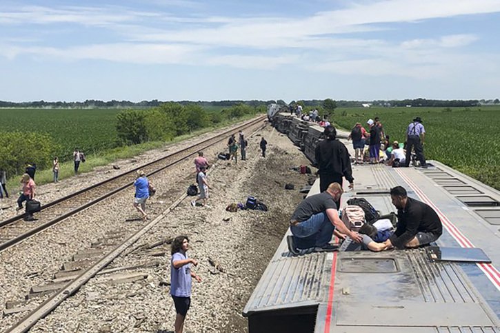 De nombreux wagons se sont renversés sur le côté après que le train a déraillé. © KEYSTONE/AP/Dax McDonald