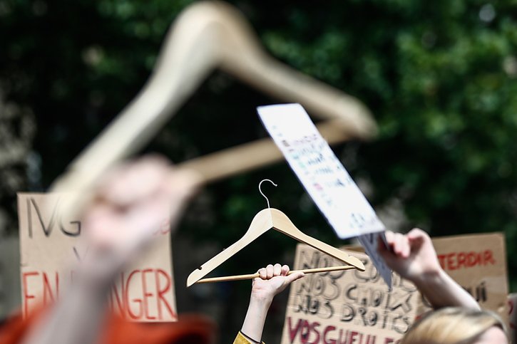 De nombreux manifestants brandissaient des cintres, symboles des IVG clandestines (archives). © KEYSTONE/EPA/Mohammed Badra