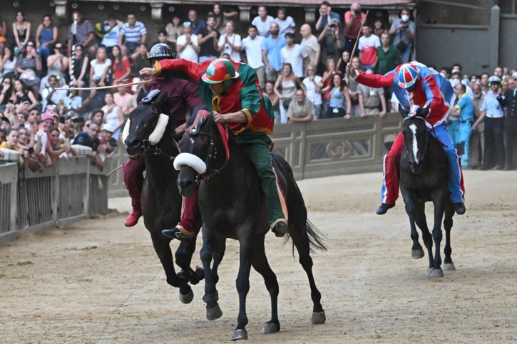 Le cheval portant les couleurs du quartier du Dragon s'est imposé cette année. © KEYSTONE/EPA/CLAUDIO GIOVANNINI