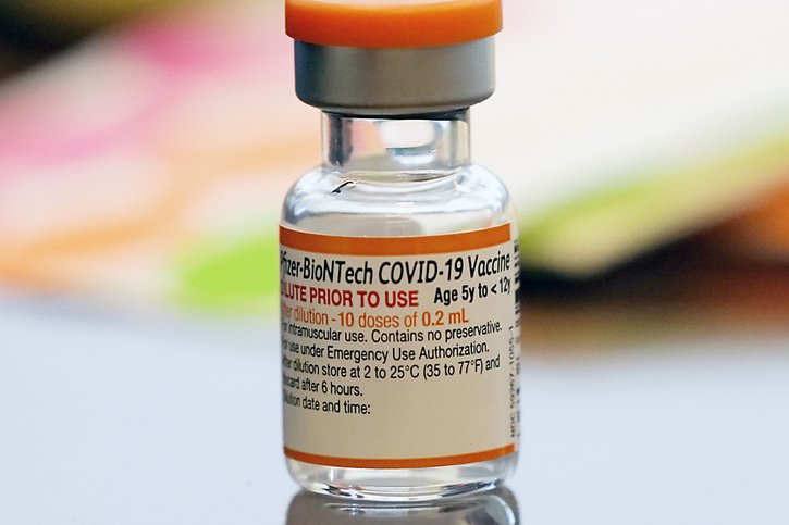 Le vaccin initial développé par Pfizer et BioNTech avait été le premier autorisé dans les pays occidentaux, en décembre 2020 (archives). © KEYSTONE/AP/LM OTERO