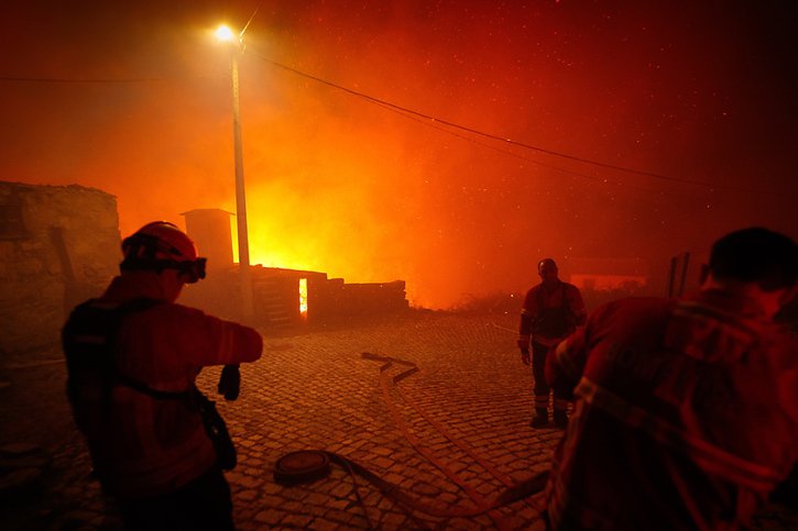 Les feux sont repartis au Portugal après une hausse des températures. © KEYSTONE/EPA/PEDRO SARMENTO COSTA