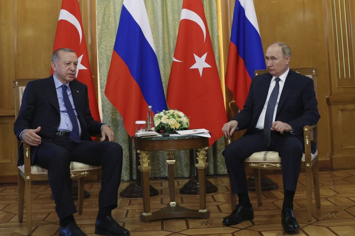 Vladimir Poutine a remercié son homologue turc Recep Tayyip Erdogan pour son rôle de médiation, au côté du secrétaire général de l'ONU, dans le dossier des exportations de céréales. © KEYSTONE/AP