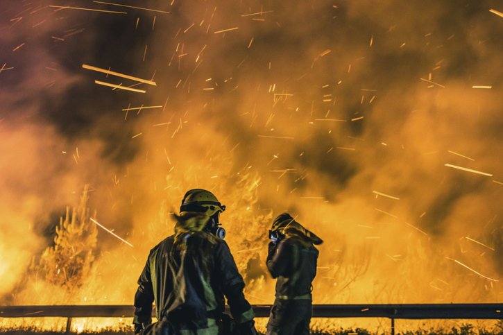 Les pompiers se battent depuis plusieurs jours contre un incendie proche de Boiro, en Galice, qui a brûlé 2200 hectares depuis jeudi. © KEYSTONE/EPA/OSCAR CORRAL
