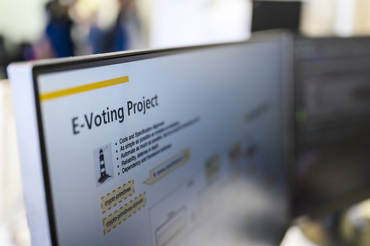 Des pirates "éthiques" du monde entier sont appelés à tester le nouveau système de vote électronique de la poste. © KEYSTONE/JEAN-CHRISTOPHE BOTT