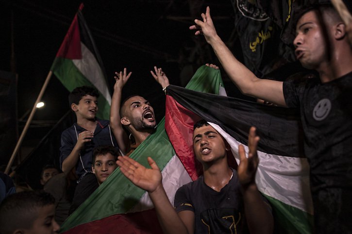 Des Palestiniens fêtent lundi la trêve entre Israël et le Jihad islamique après trois jours d'hostilités meurtrières. © KEYSTONE/AP/Fatima Shbair