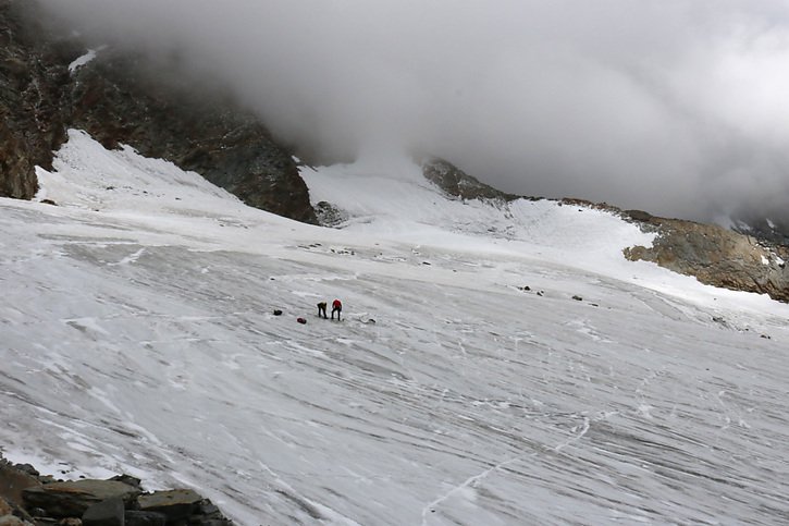 Deux alpinistes ont retrouvé des ossements sur un glacier dans le Haut-Valais (archives/image symbolique). © KEYSTONE/POLIZEI VS/STR