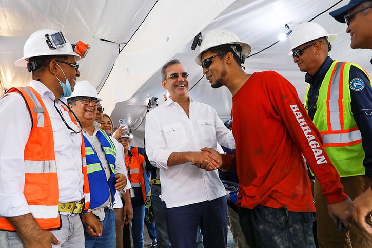 Les deux mineurs ont été salués par le président dominicain Luis Abinader à leur sortie de la mine. © KEYSTONE/EPA/Presidency of the Dominican Republic HANDOUT