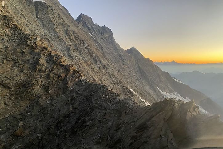 La paroi du Täschhorn, à plus de 3900 m d'altitude, dans laquelle l'alpiniste néerlandais a chuté. © Keystone