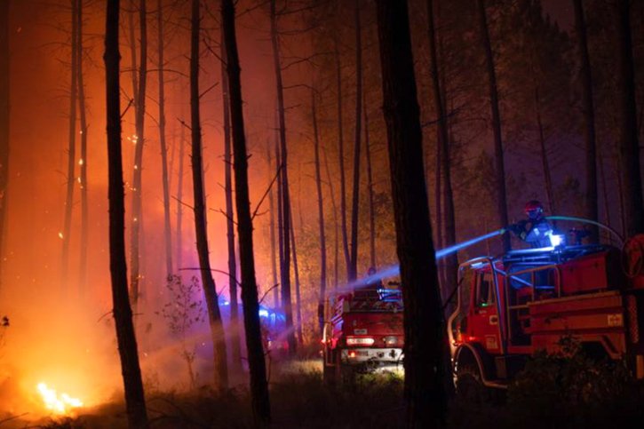 Le feu était mercredi soir "toujours en progression". © KEYSTONE/EPA/SDIS 33 HANDOUT