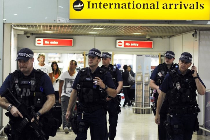Le suspect a été arrêté à son arrivée à l'aéroport de Luton à Londres (archives). © KEYSTONE/EPA/FACUNDO ARRIZABALAGA