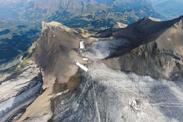 Le col de Tsanfleuron relie le glacier du Scex Rouge qui descend sur le versant vaudois du massif des Diablerets et le glacier de Tsanfleuron essentiellement situé sur le territoire de la commune valaisanne de Savièse. © Glacier 3000
