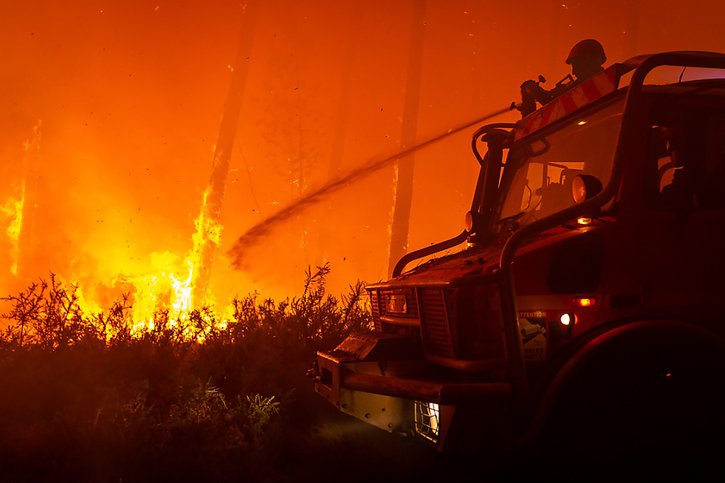 Pompiers à l'oeuvre près de Belin en Gironde. © KEYSTONE/AP