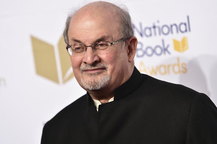 Hospitalisé pour des blessures graves après l'attaque, Salman Rushdie n'est plus sous assistance respiratoire (archives). © KEYSTONE/AP/Evan Agostini