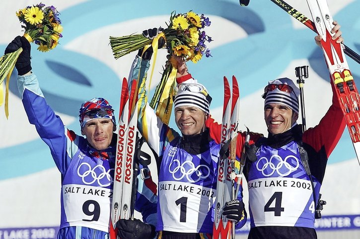 Raphaël Poirée, médaillé d’argent, à gauche, Ole Einar Bjoerndalen, médaillé d’or, au centre, et le médaillé de bronze Ricco Gross sur le podium après la poursuite masculine de biathlon de 12,5 km aux Jeux olympiques d’hiver en 2002.  © Keystone
