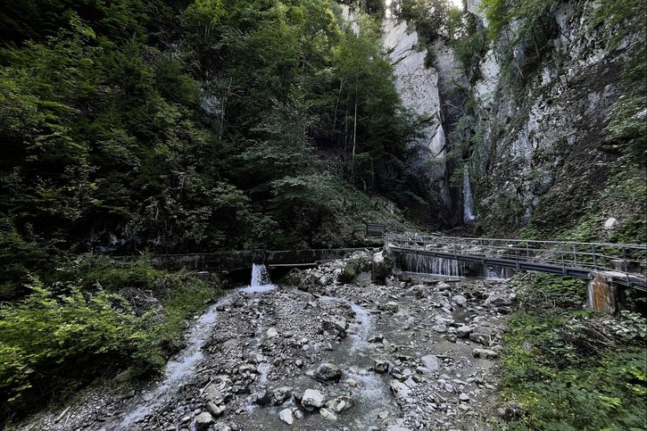 La cascade de la Tâna est composée de plusieurs paliers avant un dernier sauf final d'une dizaine de mètres. © Alain Wicht