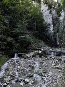 Un jeune torrent a sculpté la cascade de la Tâna