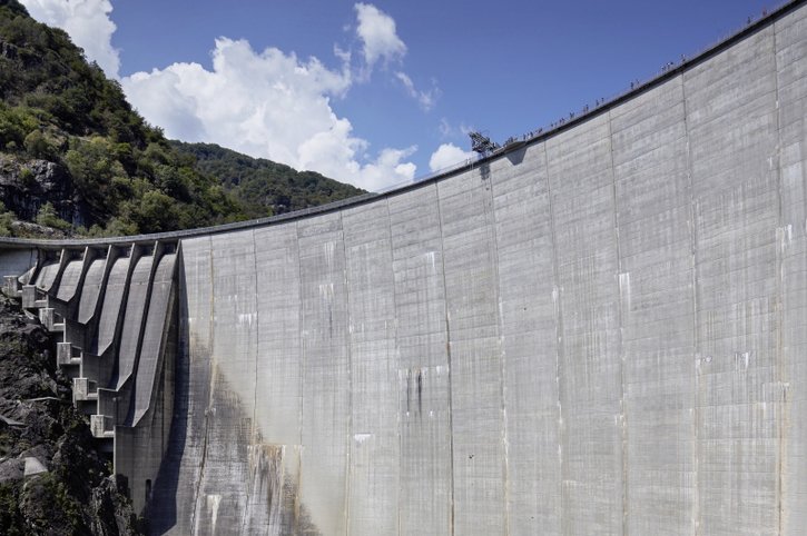 Le barrage de Contra: cet ouvrage qui attire les touristes