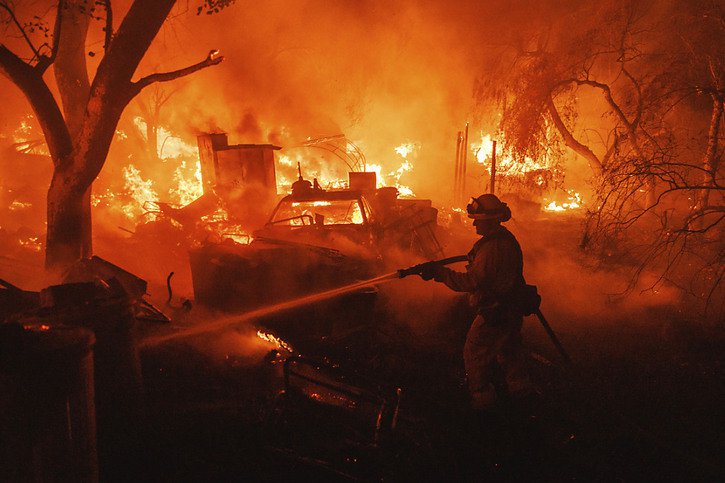Le "Fairview Fire", qui a tué deux personnes au sud-est de Los Angeles, continue de menacer plusieurs zones peuplées. © KEYSTONE/AP/Ethan Swope