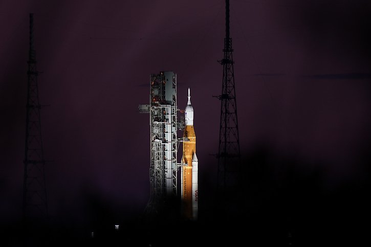 La fusée orange et blanche SLS, en développement depuis plus d'une décennie, n'a encore jamais volé (archives). © KEYSTONE/AP/Brynn Anderson