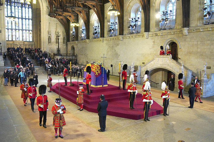 Changement de la garde autour du cercueil d'Elizabeth II à Westminster. © KEYSTONE/AP/Peter Byrne