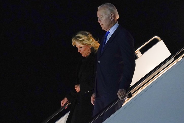 Joe Biden a atterri samedi soir près de la capitale Londres. © KEYSTONE/AP/Susan Walsh