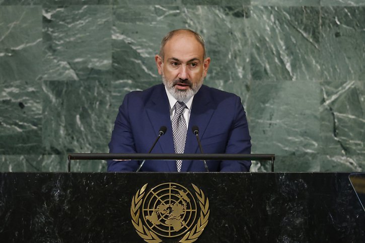 Le ministre azerbaïdjanais des affaires étrangères est resté impassible pendant le discours du premier ministre arménien Nikol Pashinyan (cliché). © KEYSTONE/AP/Jason DeCrow