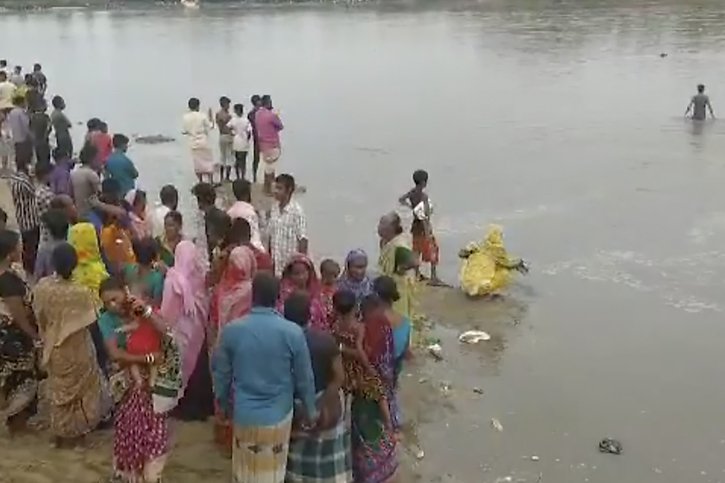 La rivière Karatoa a emporté au moins une trentaine de pèlerins hindous. © KEYSTONE/AP