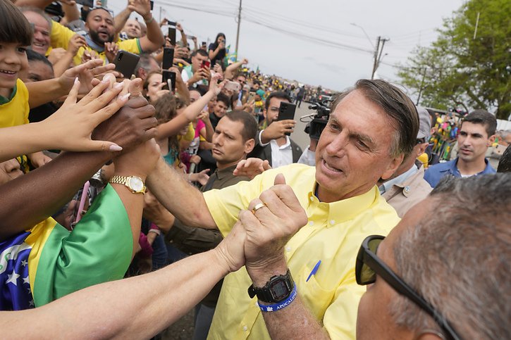 Jair Bolsonaro aime les bains de foule, comme ici vendredi à Pocos de Caldas. © KEYSTONE/AP/Andre Penner