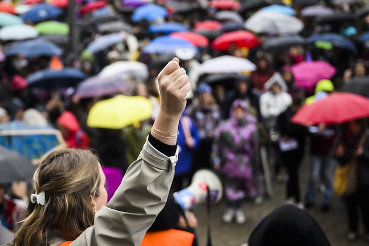 Les manifestantes sont descendues dans la rue à l'appel des collectifs romands de la grève féministe. © KEYSTONE/JEAN-CHRISTOPHE BOTT