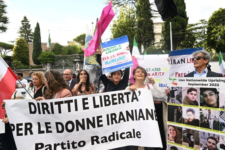 Manifestation de solidarité devant l'ambassade d'Iran à Rome. © KEYSTONE/EPA/CLAUDIO PERI