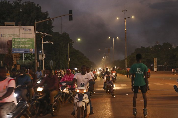 De la fumée était visible à Ouagadougou après l'attaque de deux institutions françaises. © KEYSTONE/EPA/ASSANE OUEDRAOGO