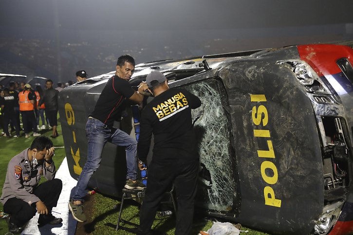 La situation a dégénéré après le match de foot qui se tenait à Malang, sur l'île de Java. © KEYSTONE/AP/Yudha Prabowo