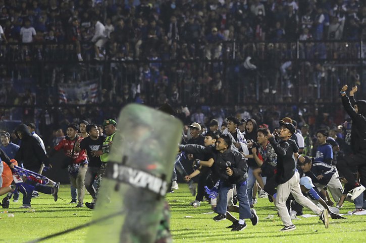 Deux policiers sont morts lors de ces "émeutes". © KEYSTONE/AP/Yudha Prabowo