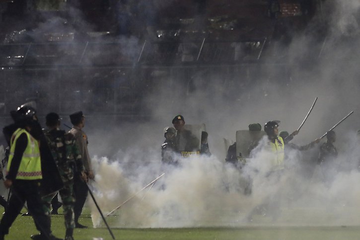 Une forte quantité de gaz lacrymogène a été déversée dans le stade. © KEYSTONE/AP/Yudha Prabowo