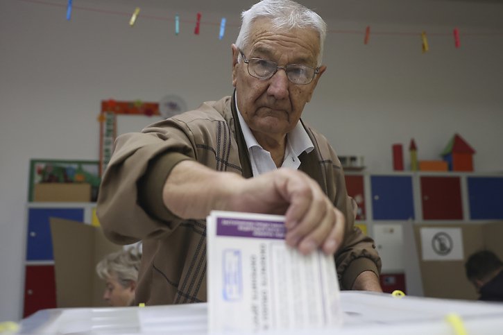 Les électeurs ont commencé à participer dimanche matin à un scrutin complexe. © KEYSTONE/AP/Armin Durgut