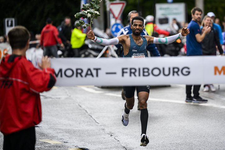 Tadesse Abraham passe la ligne d'arrivée en vainqueur lors de la 88e édition de Morat-Fribourg © KEYSTONE/JEAN-CHRISTOPHE BOTT