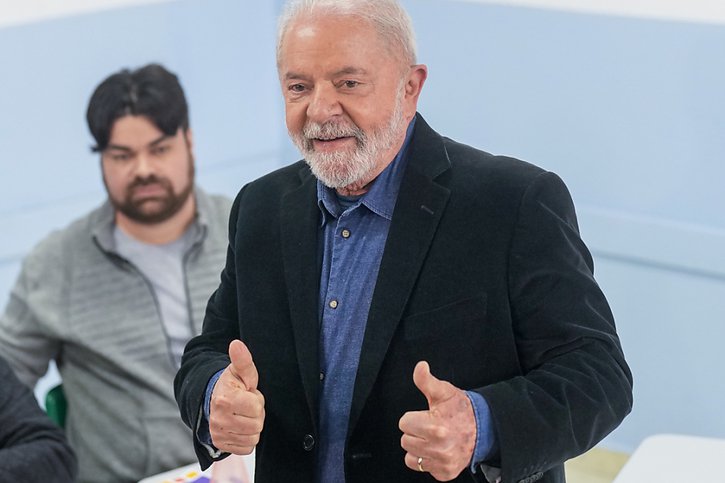 L'ex-président de gauche Lula, favori de la présidentielle, a voté tôt dimanche au premier tour, souhaitant voir le Brésil "revenir à la normalité". © KEYSTONE/AP/Andre Penner