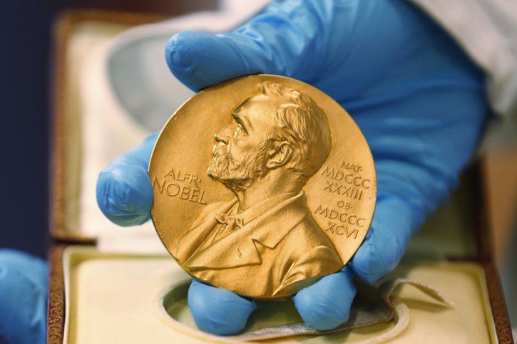 Après la médecine lundi, le bal des Prix Nobel se poursuit mardi et mercredi avec la physique et la chimie. © KEYSTONE/AP/Fernando Vergara