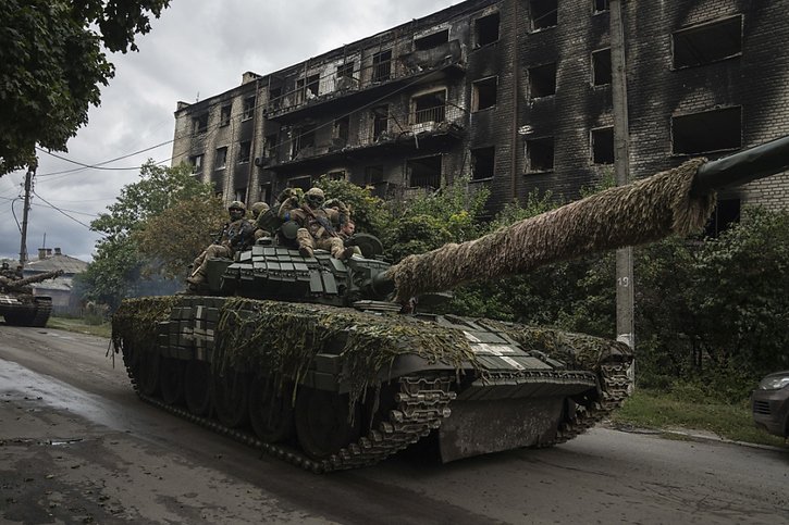 La contre-offensive ukrainienne gagne du terrain, comme ici à Izium. © KEYSTONE/AP/Evgeniy Maloletka