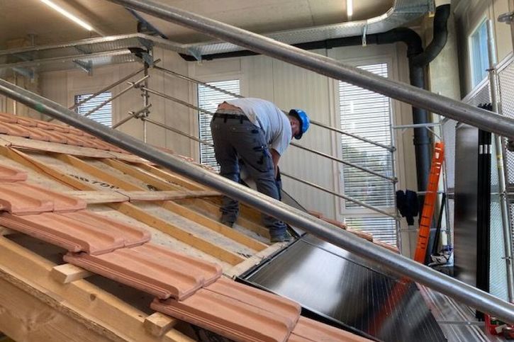 Les panneaux solaires peuvent s'intégrer et remplacer les tuiles sur un toit neuf. © Philippe Lebet - Keystone-ATS