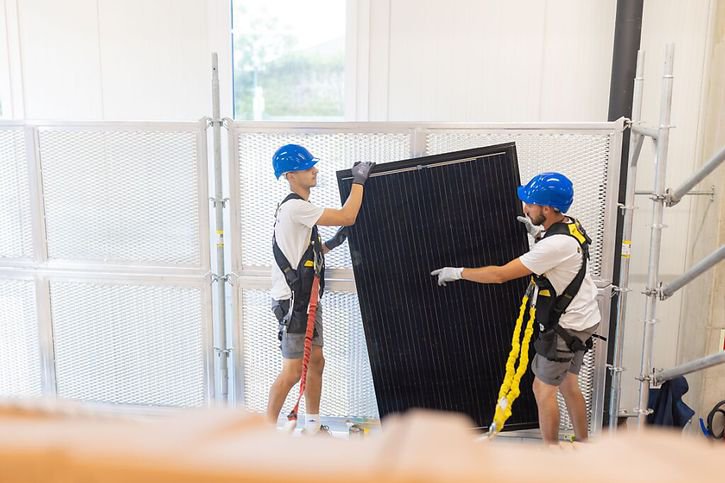 Un panneau solaire pèse 20 kilos et il faut le manipuler à deux sur un toit. ©Stemutz