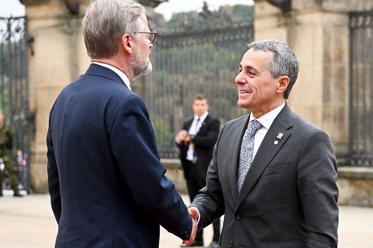 Ignazio Cassis est accueilli par le premier ministre tchèque Petr Fiala à Prague.s © KEYSTONE/EPA/FILIP SINGER