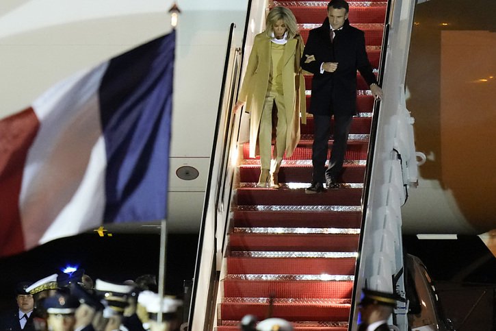 Emmanuel et Brigitte Macron sont arrivés mardi soir à Washington. © KEYSTONE/AP/Manuel Balce Ceneta